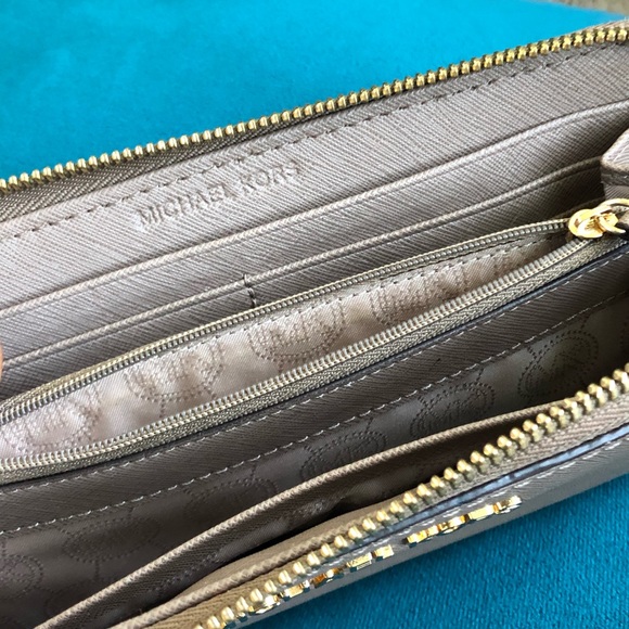 Michael Kors Jet Set Wallet - Picture 5 of 7